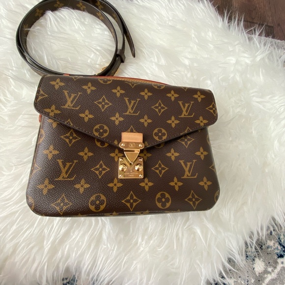Louis Vuitton Pochette Metis - Picture 10 of 14